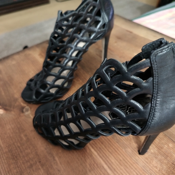 ***SOLD***Vince Camuto Fontanela Women Gladiator High Heels Black Leather Sz 8 - Picture 4 of 10